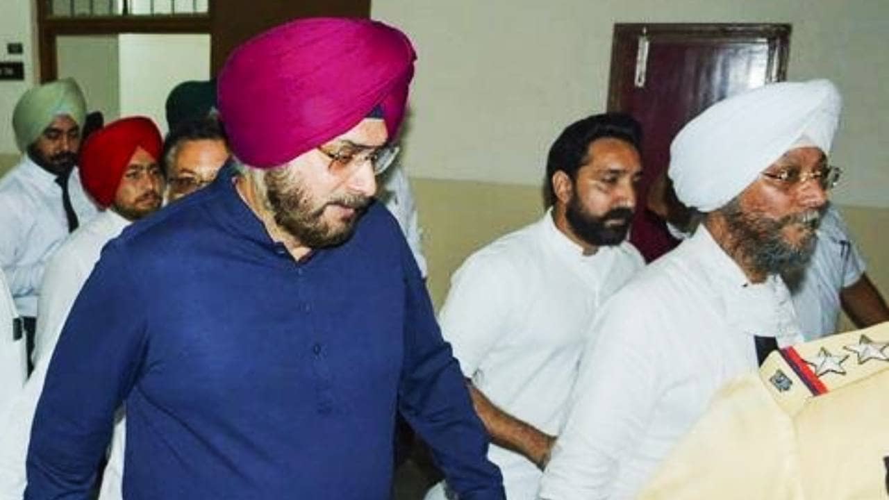Navjot Singh Sidhu: অবশেষে আত্মসমর্পণ! শুরু হল সিধুর জেল-জীবন, পাবেন কি ভিআইপি খাতির