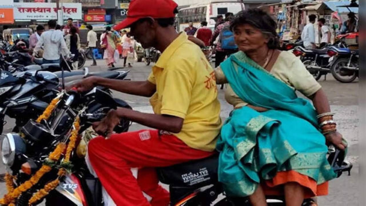 Viral Video: অমর প্রেম, ভিক্ষাবৃত্তি করে স্ত্রীর জন্য ৯০ হাজারের মোপেড কিনলেন মধ্যপ্রদেশের সন্তোষ