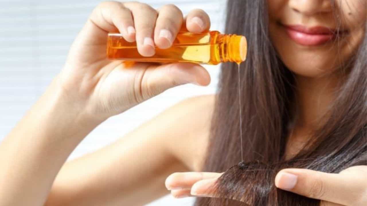 Hair Care: রাতে চুলে তেল মেখে ঘুমোচ্ছেন? চুলে তেল দেওয়ার সঠিক নিয়মটা কী জানেন? Hair Care: রাতে চুলে তেল মেখে ঘুমোচ্ছেন? চুলে তেল দেওয়ার সঠিক নিয়মটা কী জানেন?
