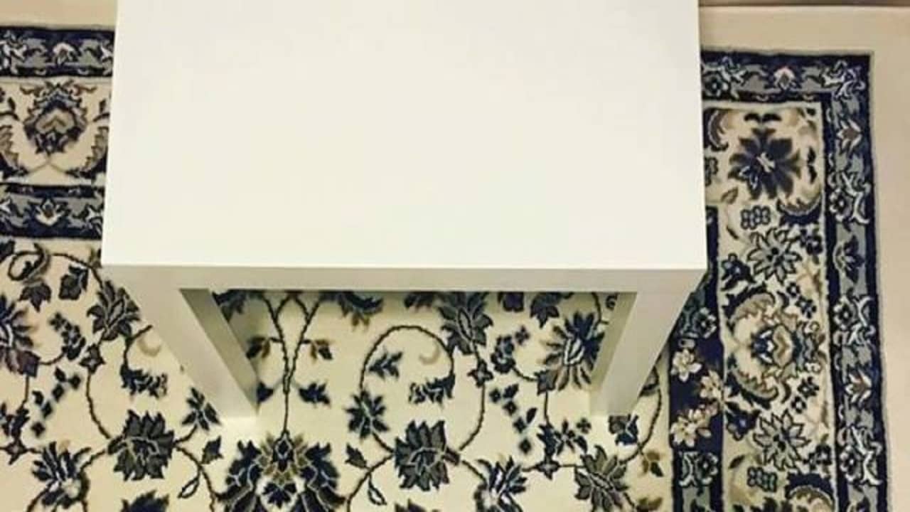 Optical Illusion: এই ছবিতে রয়েছে একটা মোবাইল ফোন, দেখুন তো খুঁজে পান কি না