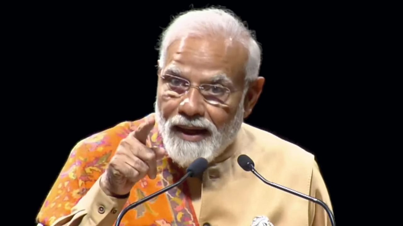 PM Modi Slams Congress : '১ টাকা দিলে জনসাধারণ পেত ১৫ পয়সা,' জার্মানিতে দাঁড়িয়ে কংগ্রেসকে এক হাত নিলেন মোদী
