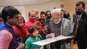 PM Modi in Germany : জার্মানিতে পা রাখতেই খুদেদের ভিড়, স্বভাবসিদ্ধ ভঙ্গিতে শিশুদের সঙ্গে মজলেন প্রধানমন্ত্রী মোদী