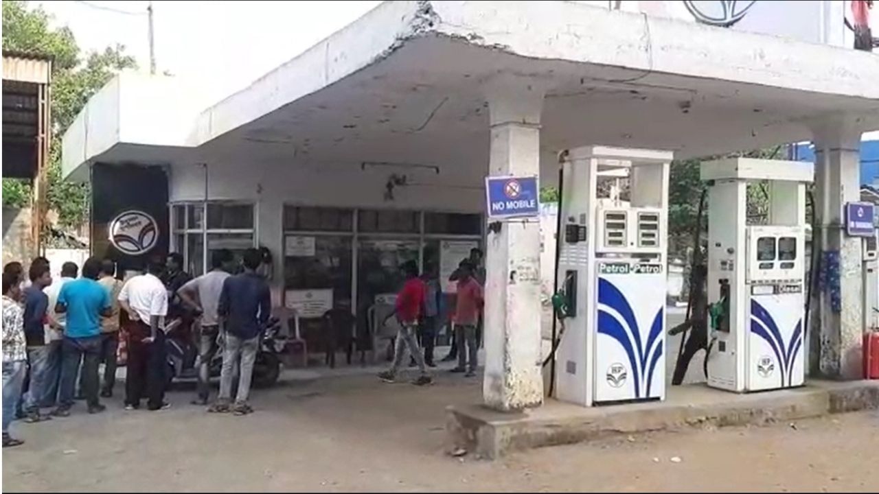 Petrol Pump in Bankura: পুরো টাকা নিয়ে কম তেল? বাঁকুড়ার পেট্রোল পাম্পের বিরুদ্ধে কারসাজির অভিযোগ