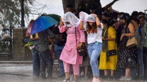 Weather Update: এগিয়ে আসছে মৌসুমী বায়ু, ঝেঁপে বৃষ্টি নামতে পারে এই জেলাগুলিতে