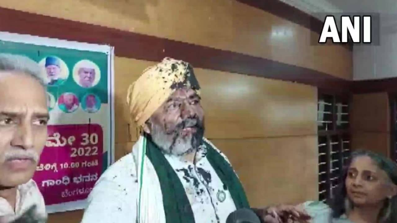 Ink Thrown At Rakesh Tikait : রাকেশ টিকায়েতের মুখে কালি, কৃষক সম্মেলন ঘিরে হুলস্থুল কাণ্ড বেঙ্গালুরুতে