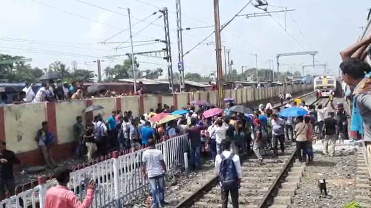 Sealdah Ranaghat Local: লাইনে নেমে পড়েছেন যাত্রীরা, একাধিক প্ল্যাটফর্মে দাঁড়িয়ে ট্রেন, শিয়ালদার এই শাখায় সমস্ত ট্রেন চলাচল বন্ধ