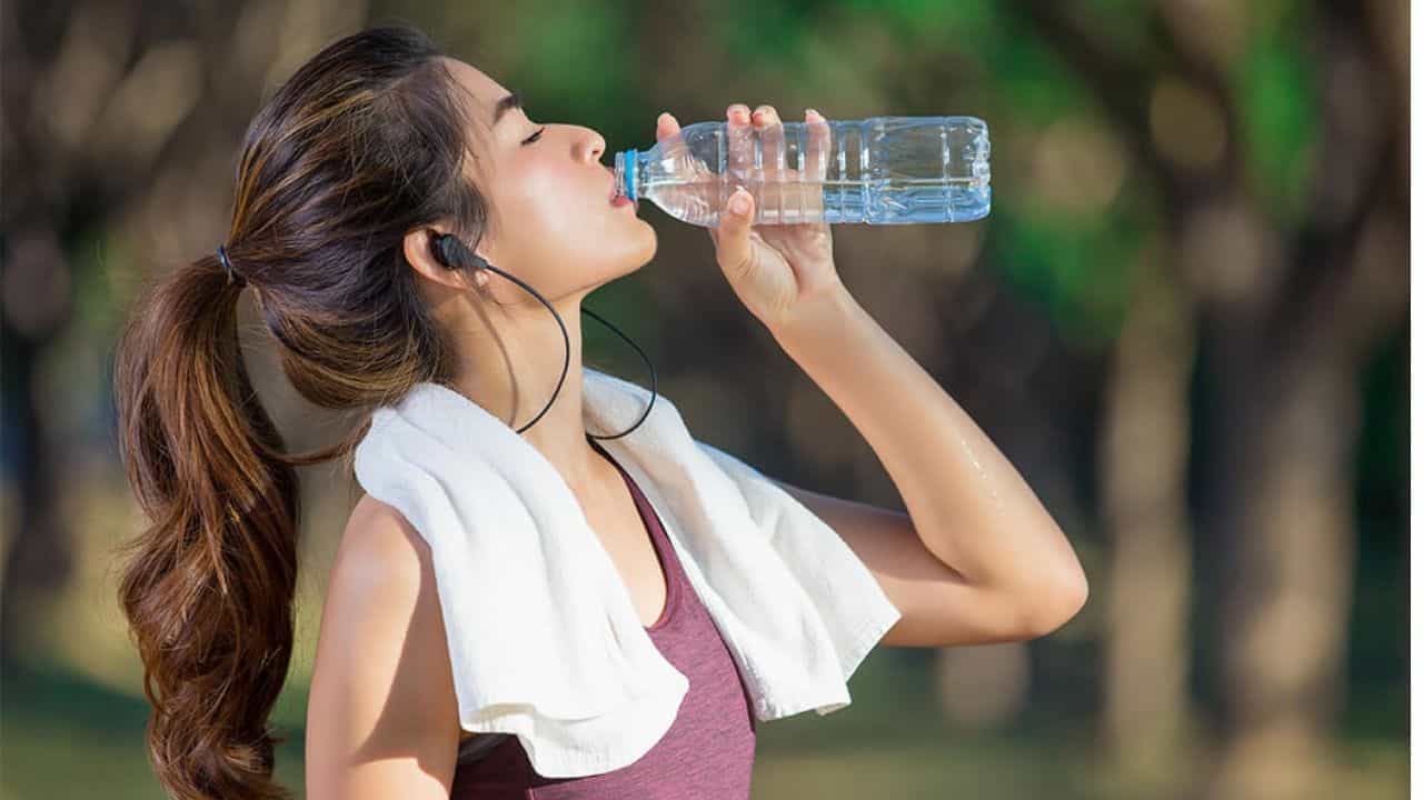 Drinking Water: জল পান করার সময় কি দাঁড়িয়ে থাকছেন? মারাত্মক অসুখে পড়ার আগে সাবধান হন এখনই Drinking Water: জল পান করার সময় কি দাঁড়িয়ে থাকছেন? মারাত্মক অসুখে পড়ার আগে সাবধান হন এখনই