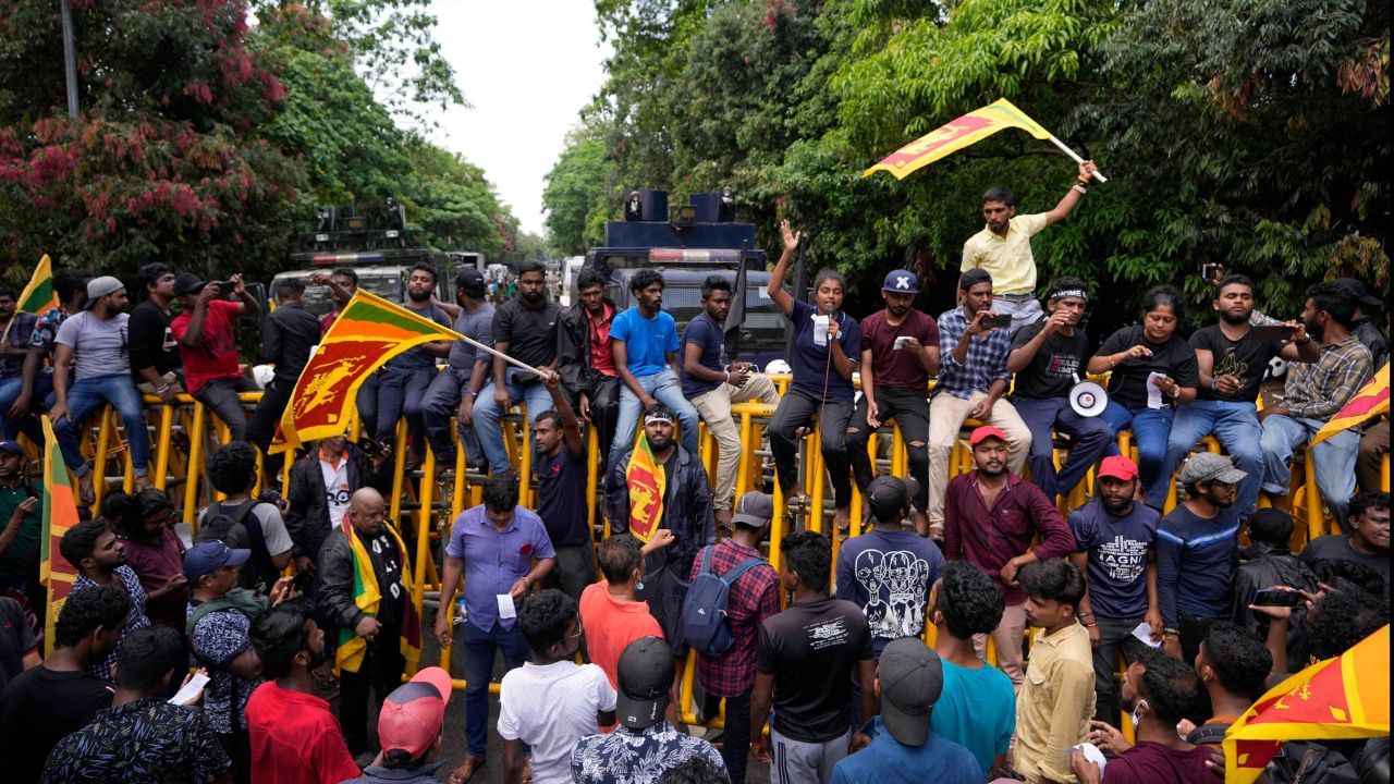 Sri Lanka Declares State of Emergency: রাস্তার প্রতিটি মোড়ে জ্বলছে আগুন, আসন্ন 'বিপদে'র ভয়ে চরম সিদ্ধান্ত নিল রাজাপক্ষ সরকার