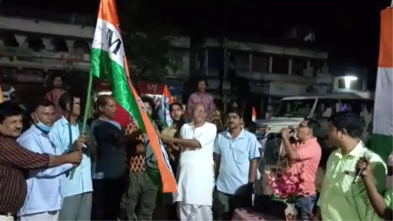 TMC Joining: মুখ্যমন্ত্রীর উন্নয়নে সামিল হতে বিজেপি ছেড়ে তৃণমূলের হাত ধরলেন ৮ কর্মী