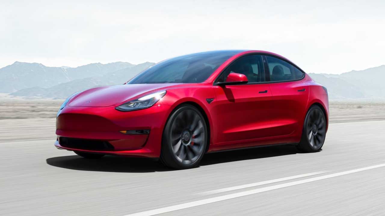 Tesla Model 3 ইলেকট্রিক গাড়িতে ভয়াবহ দুর্ঘটনা, কার্যত উড়ে এসে বহুতলে ধাক্কা মারল এই Electric Car
