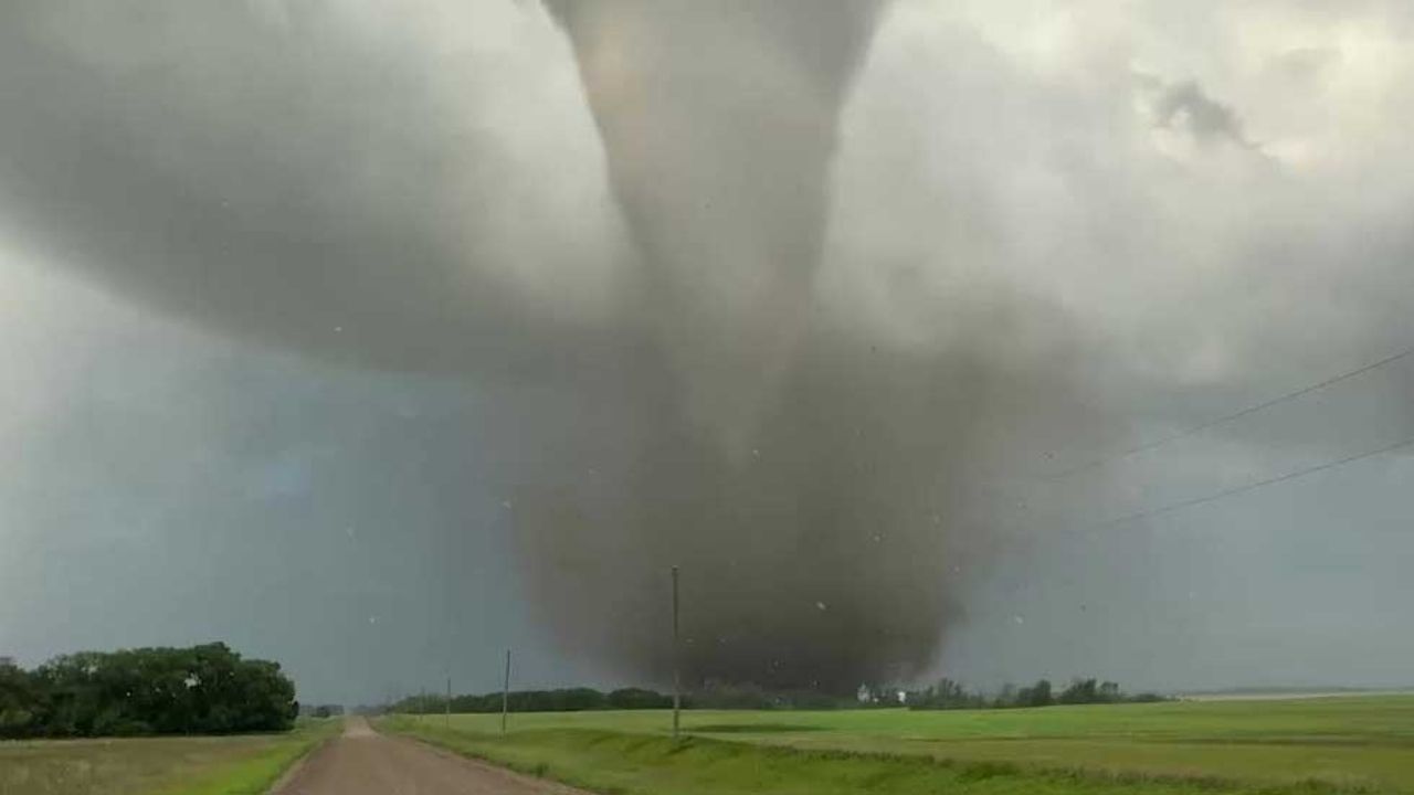 Canada Strom: ভয়াবহ টর্নেডোতে মৃত ৮, অন্ধকারে ডুবে ৫ লক্ষ মানুষ