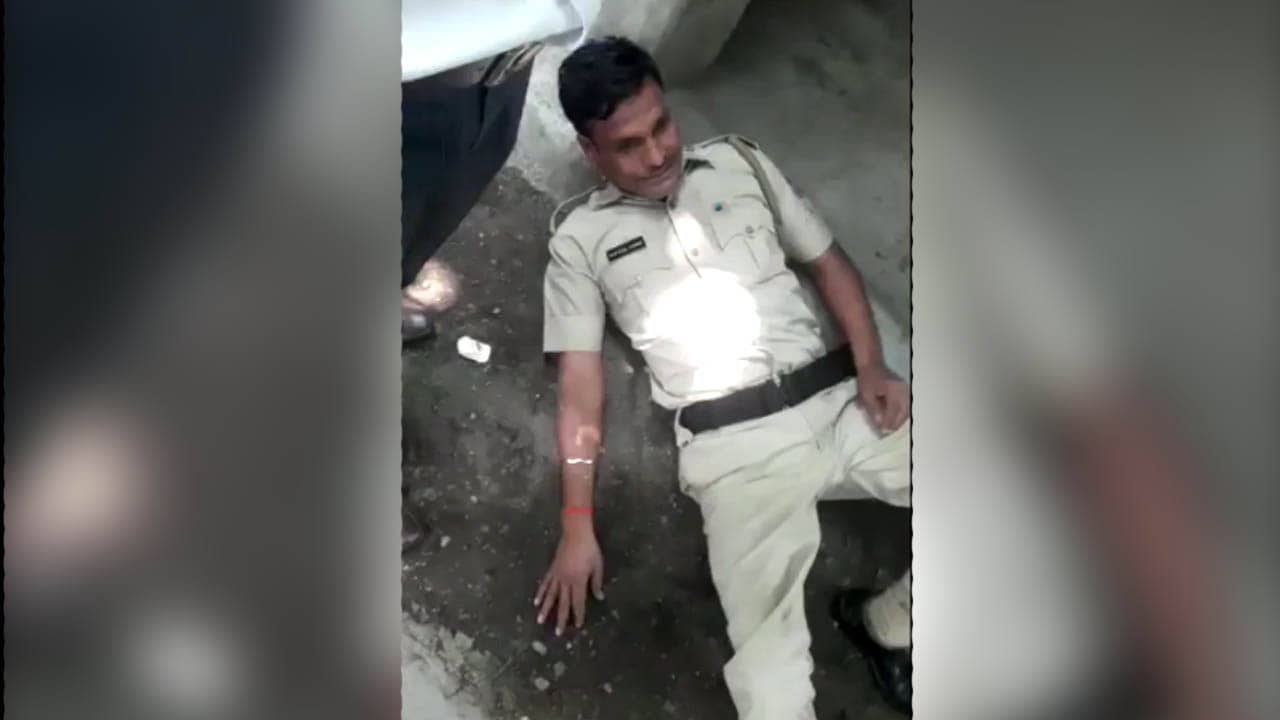 Asansol: মদ খেয়ে উর্দিধারীর গড়াগড়ি, আসানসোল কোর্ট চত্বরে বেসামাল পুলিশ