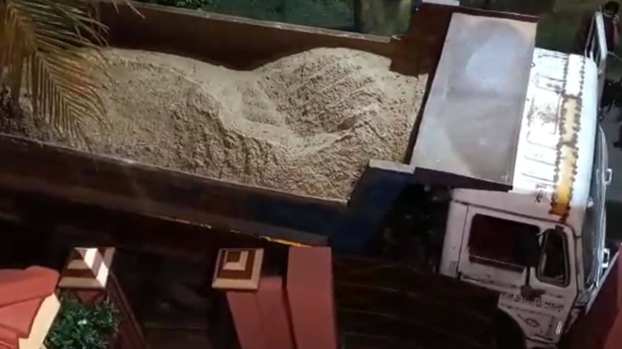 Asansol: নিশুতি রাতে গভীর নিদ্রায় ঘুমিয়ে গোটা পাড়া, আচমকা বিকট শব্দে ঘুম ভাঙতেই চোখ কপালে উঠল গৃহস্থের