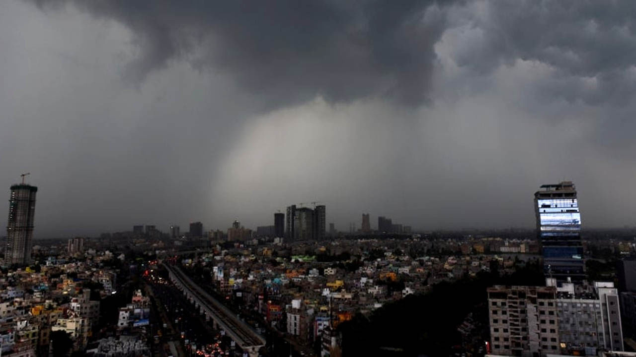 Heavy rain in Kolkata: দুপুরেই নামল অন্ধকার, ঝমঝমিয়ে বৃষ্টি কলকাতা-সহ ৪ জেলায়
