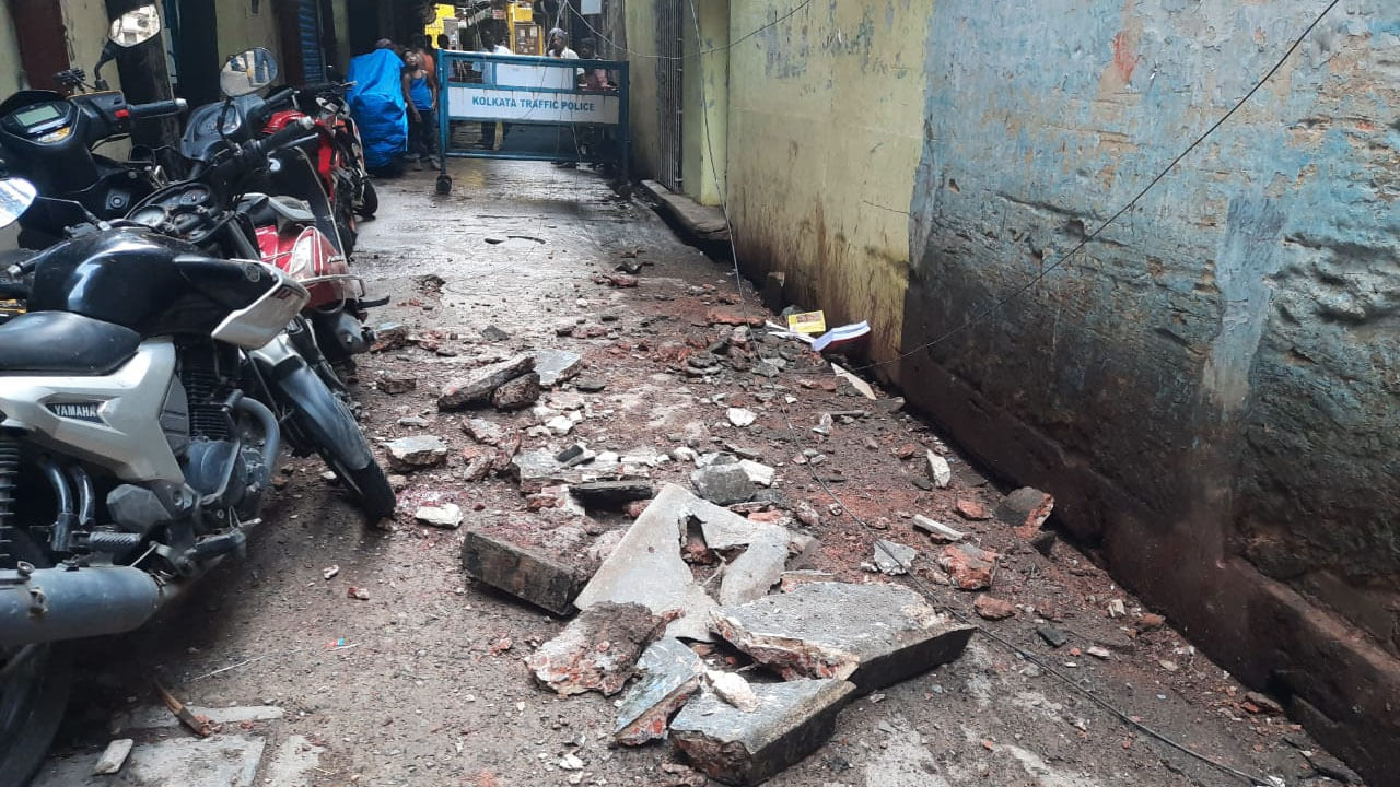 Kolkata Police: বৃষ্টি নামতেই বিপত্তি! পুলিশের মাথায় ভেঙে পড়ল বাড়ির ছাদ, জখম ৩