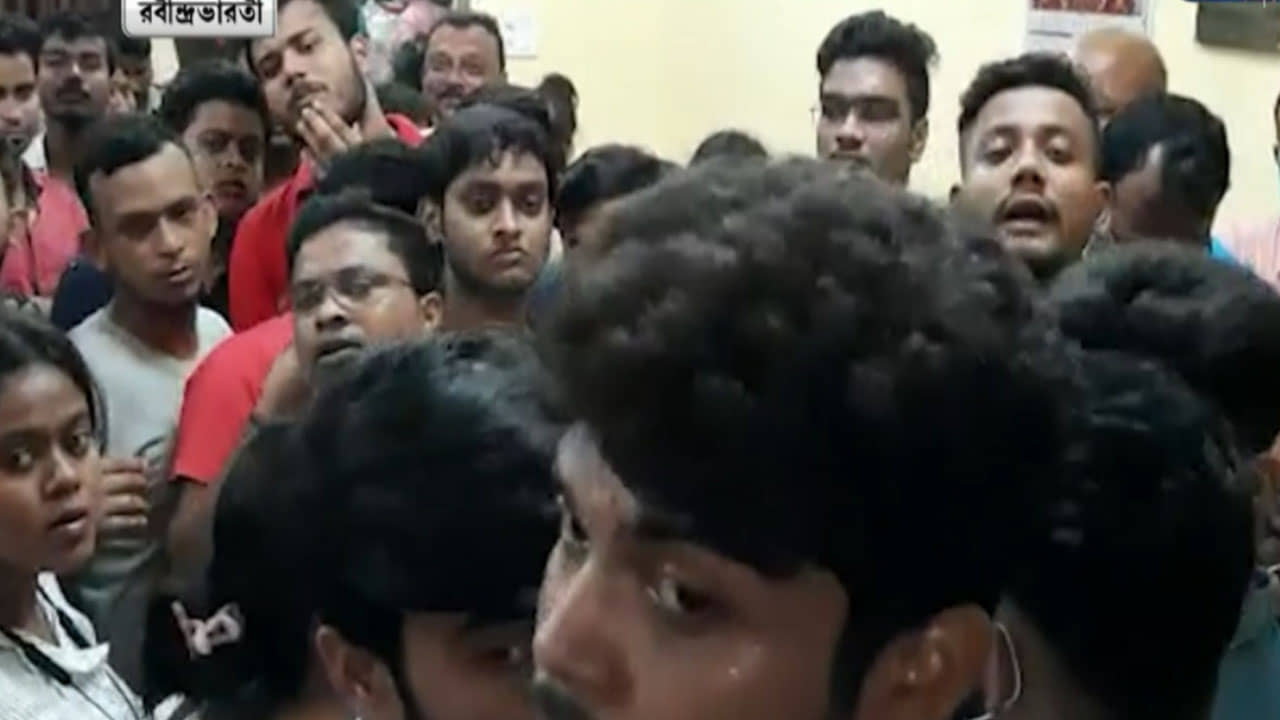 Rabindra Bharati University: অনলাইন পরীক্ষার দাবিতে ঘেরাও রবীন্দ্রভারতীর উপাচার্য, দরজায় লাথি! ক্যাম্পাসে ঢুকল পুলিশ