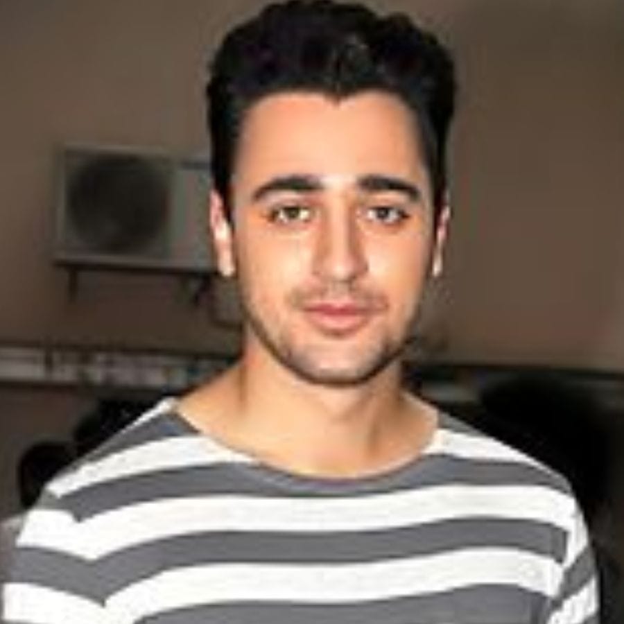 বয়স এখনও পার হয়নি ৪০ বছরও। বলিউডের একদা চকোলেট বয় যেন হঠাৎ করেই কেমন বুড়িয়ে গিয়েছেন। চোখ-মুখে স্পষ্ট বার্ধক্যের ছাপ। মুখ ভর্তি কাঁচাপাকা দাড়ি, অথচ এমনটা তো হওয়ার কথা ছিল না। একদা আমির খানের ভাগ্নে এই ইমরান খানই ছিলেন বলিপাড়ার হার্টথ্রব। মানসিক চাপ? ব্যক্তিগত জীবনে একের পর এক ধাক্কায় কি কাল হয়ে দাঁড়াল তাঁর জীবনে? ভাইরাল হওয়ার ছবি দেখলে আপনি চমকে উঠবেন। 