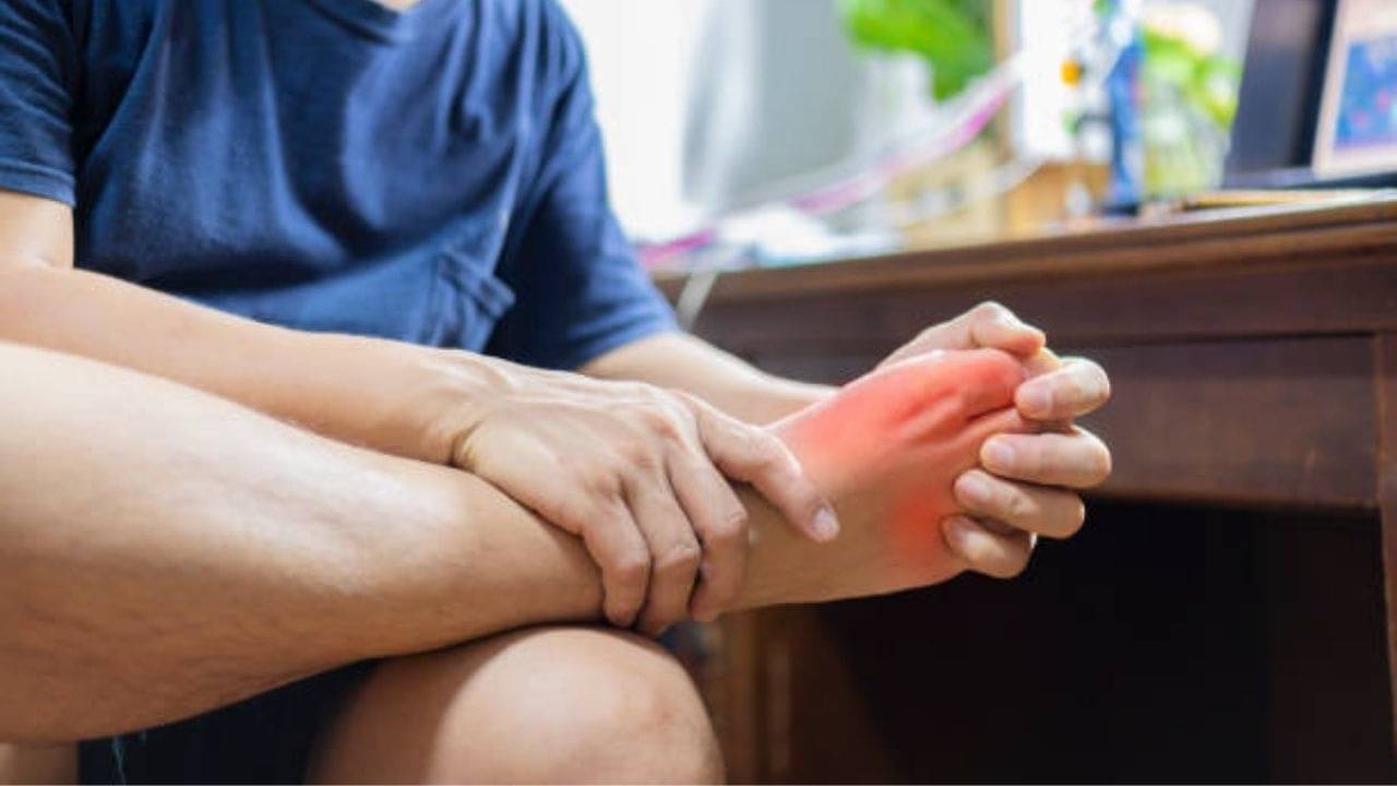 Uric Acid: হঠাৎ করে পায়ের গাঁটে বেশি ব্যথা করছে? ইউরিক অ্যাসিডের মাত্রা বেড়ে যায়নি তো!