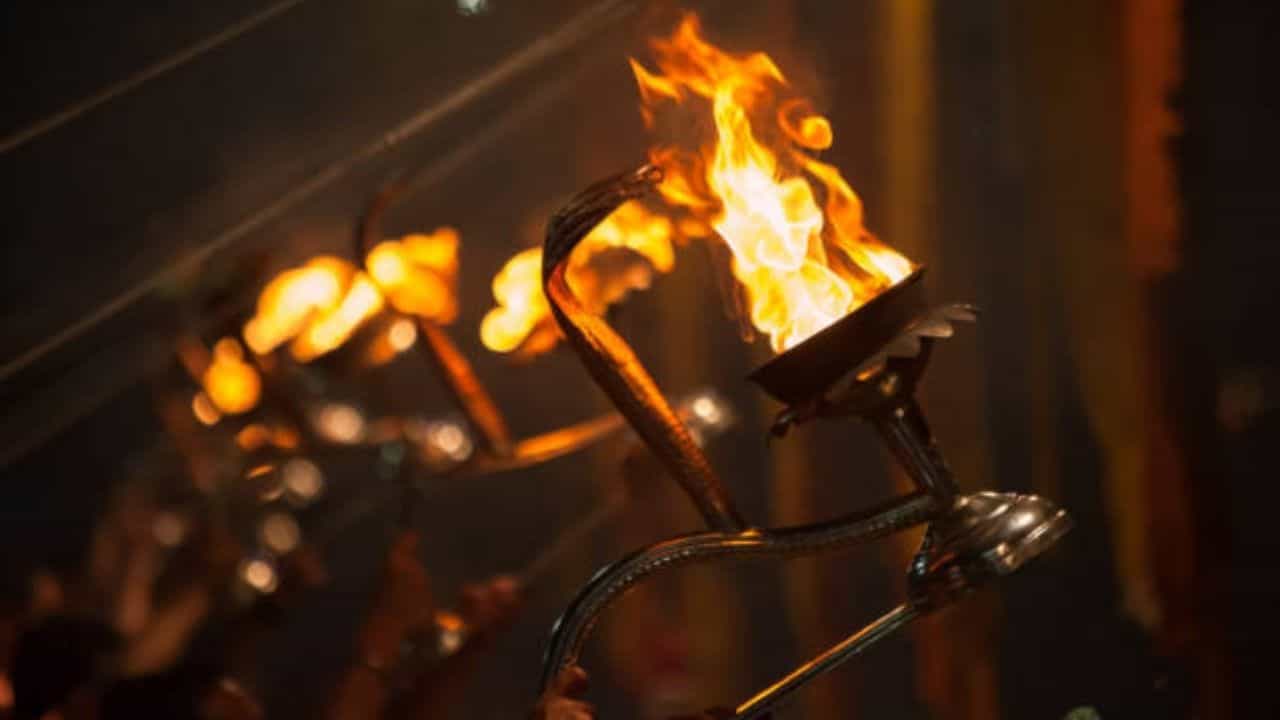 Rituals: হিন্দু ধর্মে সন্ধ্যেবেলা আরতি কেন করা হয়? জানুন আধ্যাত্মিক তাৎপর্য Rituals: হিন্দু ধর্মে সন্ধ্যেবেলা আরতি কেন করা হয়? জানুন আধ্যাত্মিক তাৎপর্য