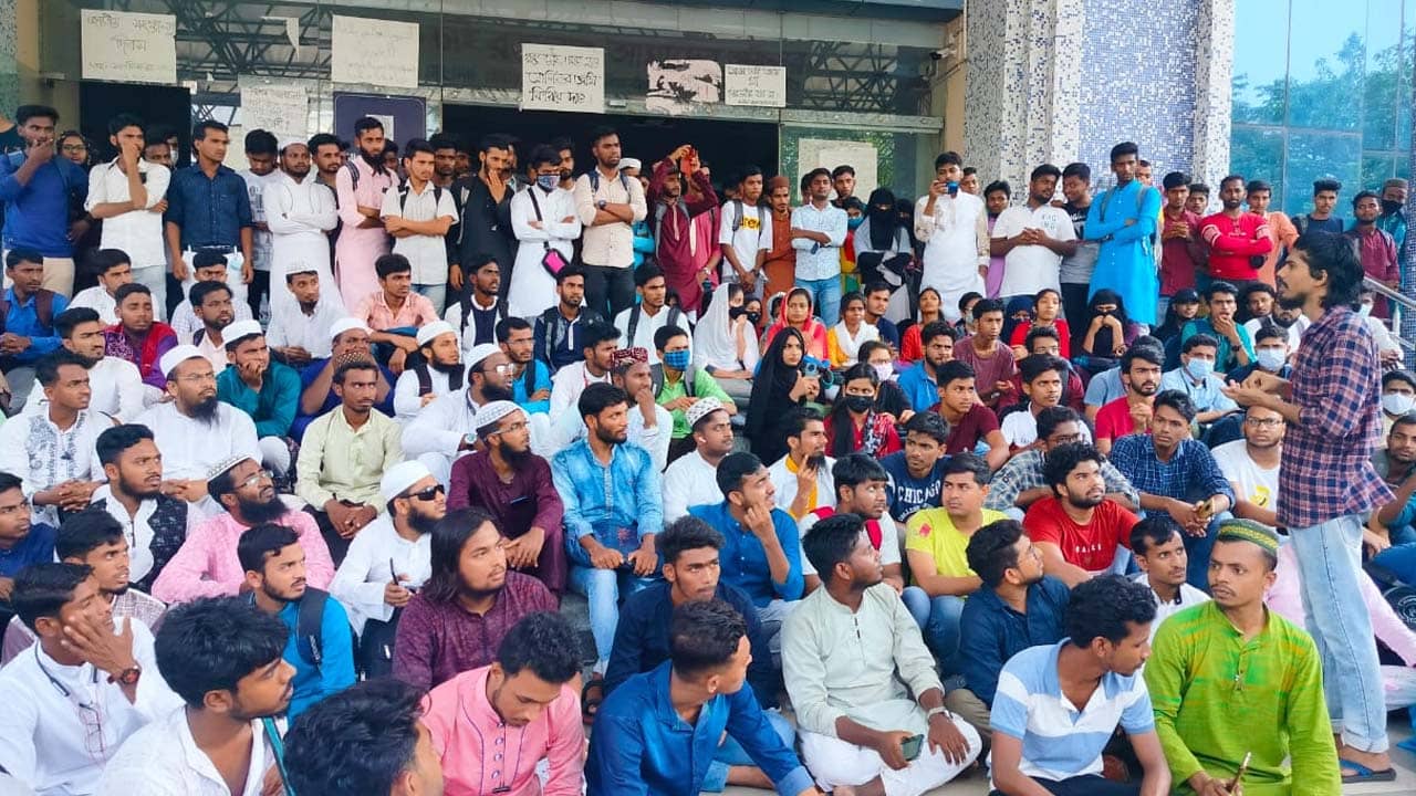 Aliah University: রবীন্দ্রভারতীর পর আলিয়া! অনলাইন পরীক্ষার দাবিতে অনশন বিক্ষোভে পড়ুয়ারা