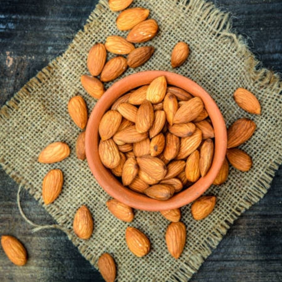 রাতে শুতে যাওয়ার আগে ৪টি আমন্ড জলে ভিজিয়ে রাখুন। পরদিন সকালে ঘুম থেকে উঠে ওই ভেজানো আমন্ড খান। প্রথমেই হয়তো এর উপকারিতা আপনি বুঝতে পারবেন না। কিন্তু এই বাদাম হৃদরোগ থেকে শুরু করে ডায়াবেটিস, কোলেস্টেরলের মতো সমস্যাকেও দূরে সরিয়ে রাখে।
