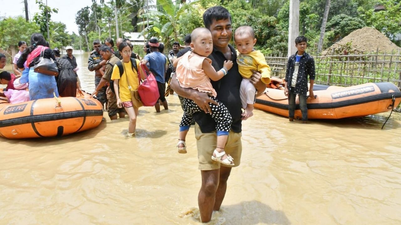 Assam Flood: ত্রাণ শিবিরে ঠাঁই প্রায় ৫০ হাজার বাসিন্দার, বন্যার জেরে জ্বালানি সঙ্কট দেখা দিল প্রতিবেশী রাজ্যেও