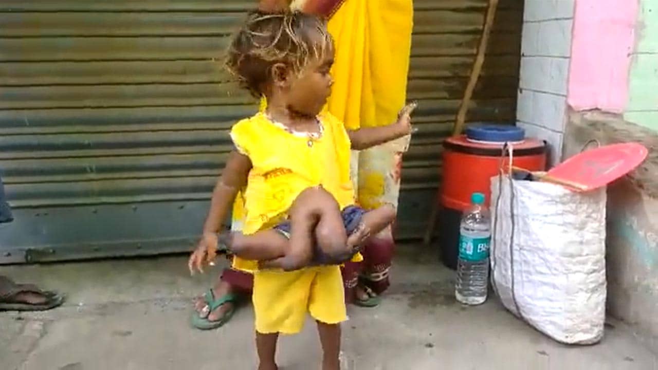 Sonu Sood: চারটে হাত-পা জন্ম থেকেই! আড়াই বছরের মেয়ের পাশে সোনু সুদ