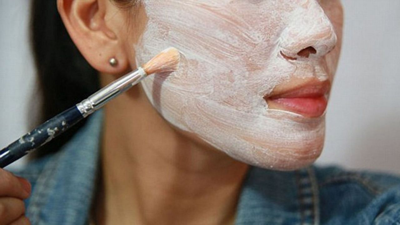 Skin Care Tips: মুখে ব্লিচ করবেন? ত্বকের ক্ষতি করার আগে মাথায় রাখুন এই ৯টি বিষয়