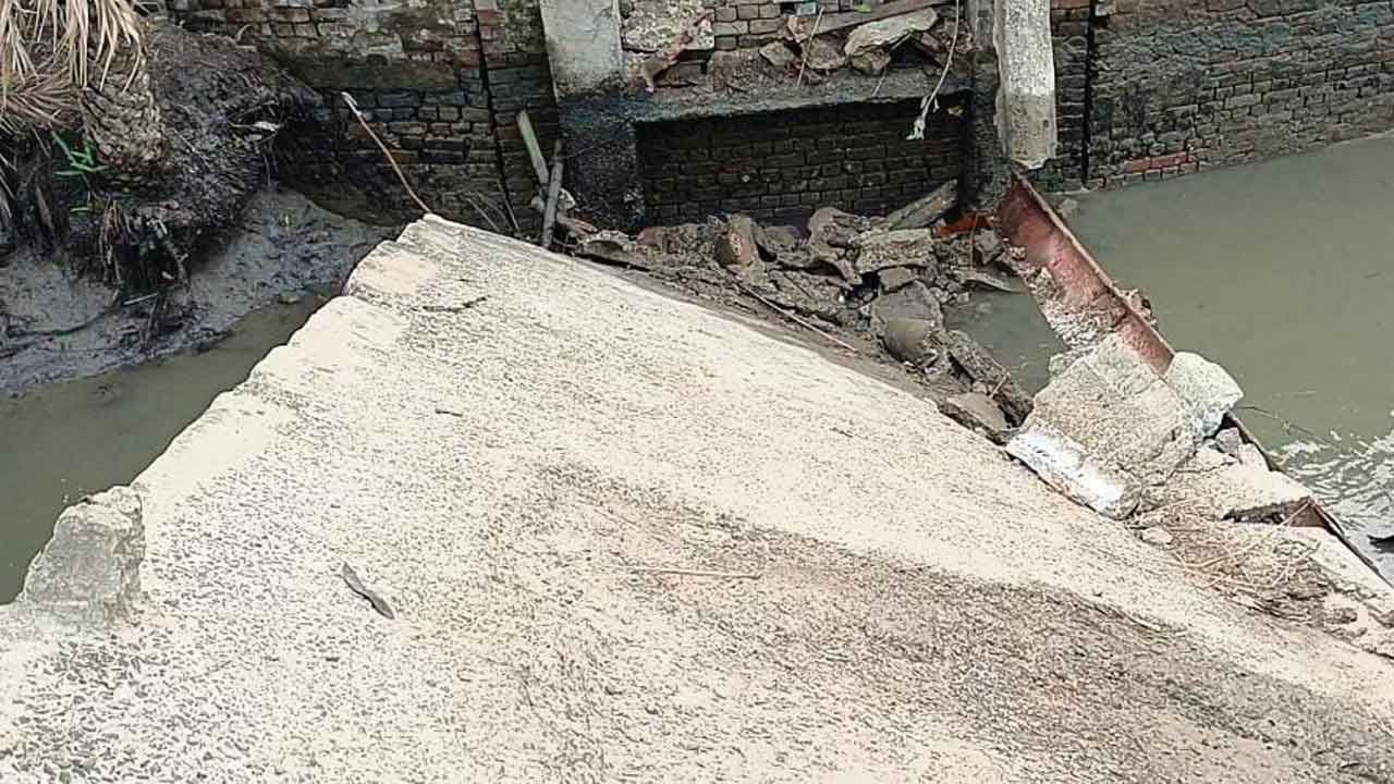 Bridge Collapse: ভরসন্ধ্যায় হঠাৎই খালের উপর ভেঙে পড়ল ব্রিজ, ঝড় বাদলের সময় নতুন বিপদে কয়েক হাজার মানুষ