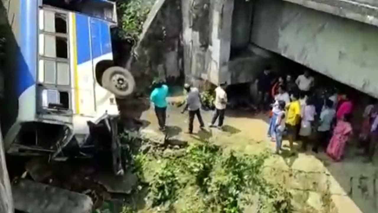 Bus Accident: বাসের জানলা থেকে মুখ বাড়িয়ে চিৎকার, কান্না, ভয়াবহ দুর্ঘটনা মেমারিতে