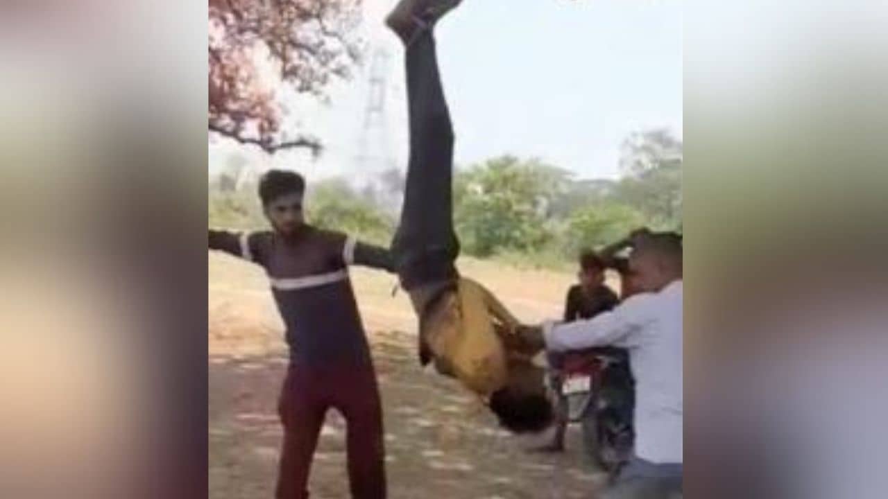 Chhattisgarh Harassment: ঘরে ঢুকেছিল কোন সাহসে?, উল্টো করে গাছে ঝুলিয়ে লাঠির ঘা দিনমজুরকে