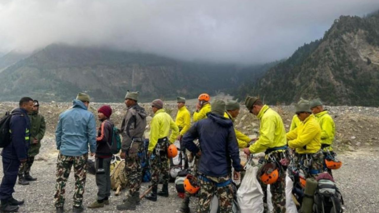 Nepal Plane Crash: রক্তে রাঙা সাদা বরফ, দুমড়ে-মুচড়ে যাওয়া বিমান থেকেই উদ্ধার ১৪টি দেহ