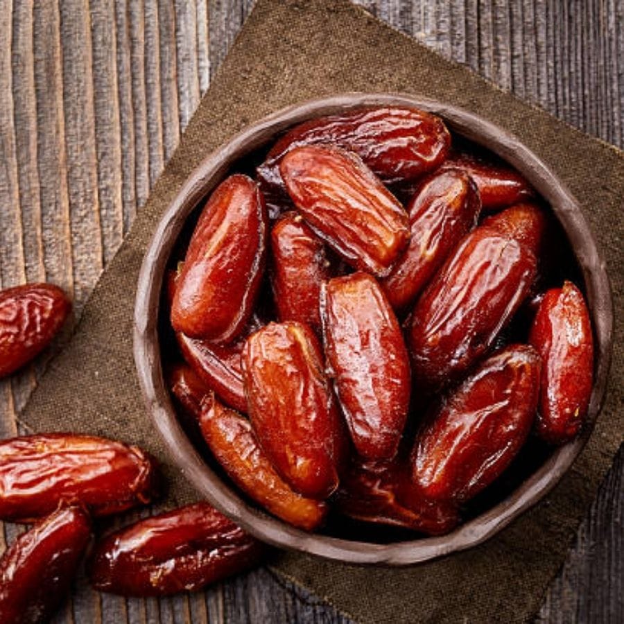 খেজুরে প্রচুর পরিমাণ ফাইবার রয়েছে যা কোষ্ঠকাঠিন্যের সমস্যা দূর করতে সাহায্য করে। এর পাশাপাশি যাঁরা বদহজম ও ডায়ারিয়ার সমস্যার ভুগছেন তাঁরাও খালি পেটে খেজুর খান। আগের দিন রাতে জলে খেজুর ভিজিয়ে রাখুন। পরদিন সকালে উঠে সেটা খান।