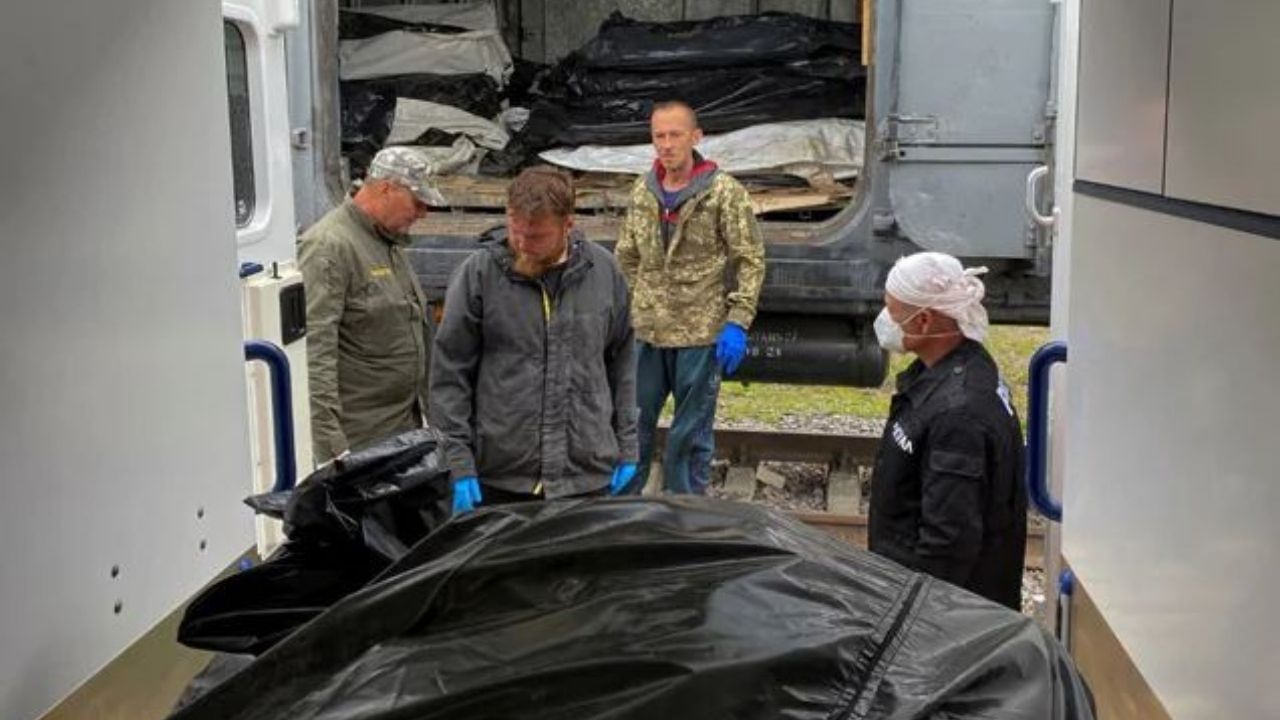 Ukraine Army Collecting Russian's Dead body: যাত্রী নয়, ট্রেনের কামরা ভর্তি সারি সারি মৃতদেহে! কেন এই অদ্ভুত কাজ করছে ইউক্রেনের সেনা?