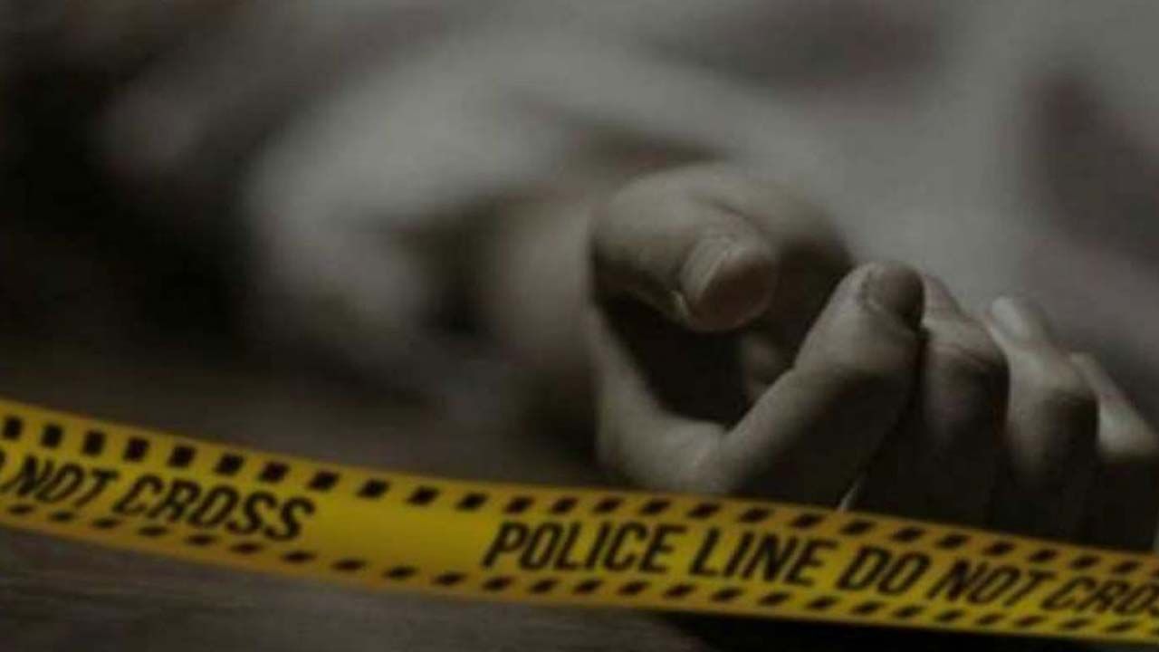 Deadbody Found: মেঝেতে চাপ চাপ রক্ত, ঘরে পড়ে যুবকের দেহ, তিন সন্তানকে নিয়ে 'উধাও' স্ত্রী