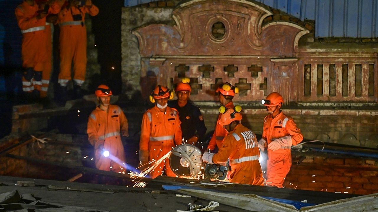 Delhi Fire: মেঝেতে সেঁটে রয়েছে পোড়া চামড়ার অংশ, মুন্ডকার 'অভিশপ্ত' বাড়ি ঘিরে উঠছে একাধিক প্রশ্ন