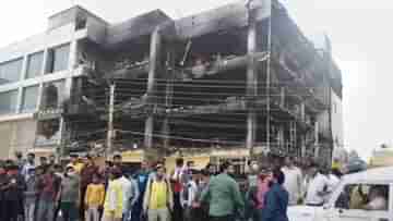 Delhi Fire Update: দোতলার ঘরে ছিলেন ৫০-৬০জন, তবে বাইরে থেকে কেন আটকানো ছিল দরজা? বাড়ছে রহস্য