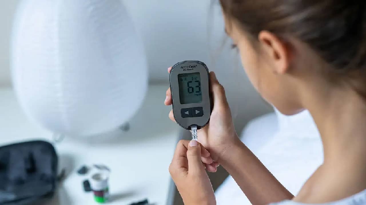 Diabetes and Oral Health: মুখের এই সব লক্ষণগুলিই বলে দেবে সুগার বেড়েছে কিনা, আপনিও দেখে নিন...