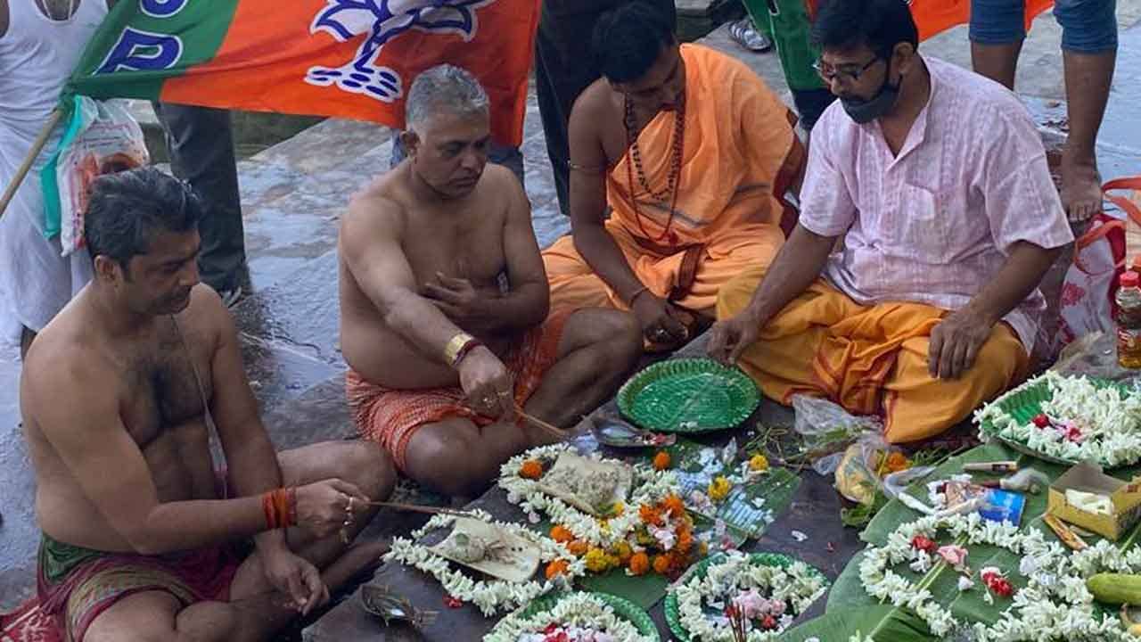 Dilip Ghosh: আদুল গা, পরনে গামছা, কাশীপুর ঘাটে নিহত বিজেপি কর্মীদের তর্পণে দিলীপ ঘোষ