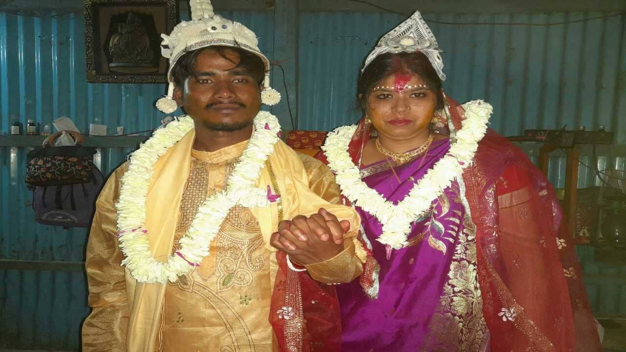 Dhupguri: ধর্নায় বসে দাবি আদায়, প্রেমিকের হাতে মেয়েকে তুলে দিতে বাধ্য় হলেন প্রেমিকার বাবা