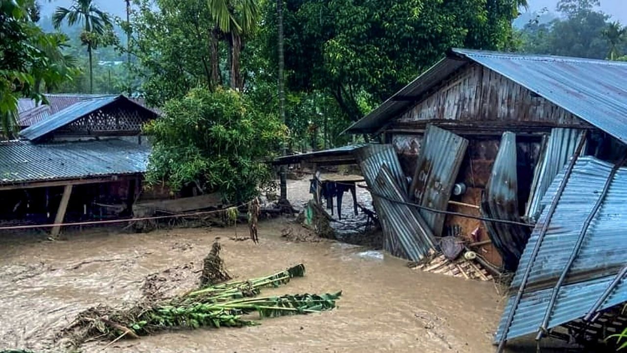 Assam Flood: লাগাতার বৃষ্টিতে বিচ্ছিন্ন একাধিক জেলা, বাড়ছে মৃতের সংখ্যাও, ত্রাণ পৌঁছতে হিমশিম খাচ্ছে প্রশাসন