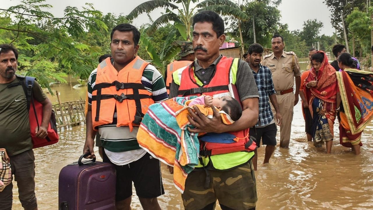 Assam Flood: ট্রেন লাইনই এখন 'ঘর' ৫০০-রও বেশি মানুষের, বৃষ্টিতে আরও খারাপ হতে পারে পরিস্থিতি