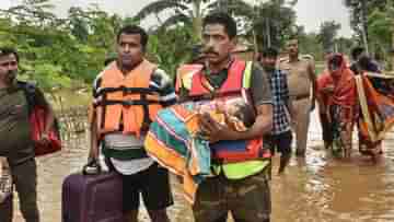 Assam Flood: ট্রেন লাইনই এখন ঘর ৫০০-রও বেশি মানুষের, বৃষ্টিতে আরও খারাপ হতে পারে পরিস্থিতি
