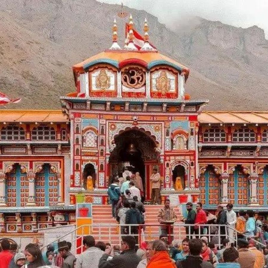 Badrinath Dham: The last dham of the Char Dham Jatra is Badrinath.  The most important of the four places is Badrinath.  Situated on the banks of the river Alaknanda, this temple is dedicated to Lord Vishnu.  At the same time, according to the conventional belief, Adi Shankaracharya was liberated in this place!