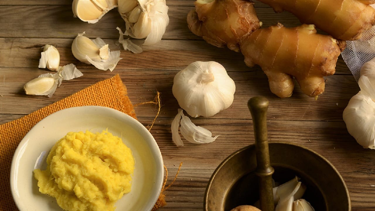 Kitchen Tips এই ভাবে ফ্রিজে রাখুন আদারসুনের পেস্ট! গরমে অনেকদিন