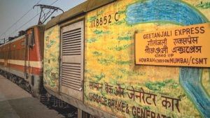 Gitanjali Express: টিকিট হাতে হন্যে যাত্রীরা, আস্ত বগিই উধাও ট্রেন থেকে, রইল ভিডিয়ো