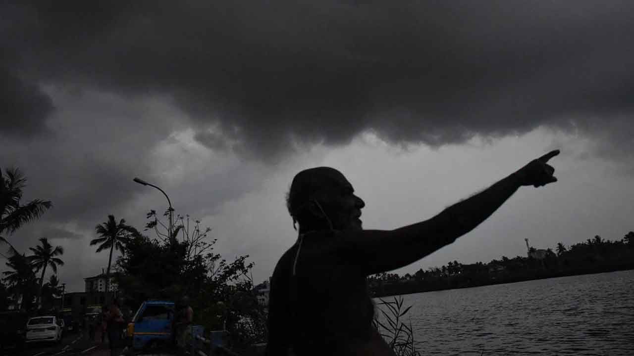 Weather Update: আগামী ১-২ ঘণ্টার মধ্যেই কলকাতা-সহ চার জেলায় ঝাঁপিয়ে বৃষ্টি, চলবে ঝোড়ো হাওয়ার দাপট