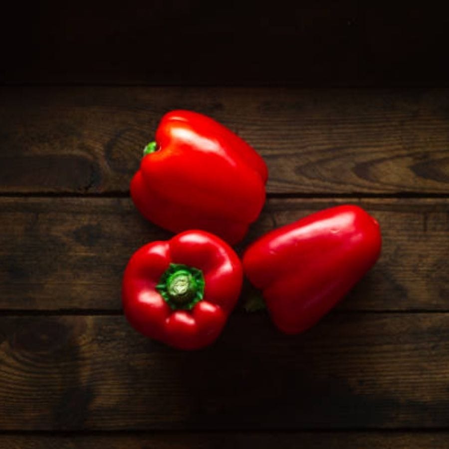 লাল ক্যাপসিকামে পটাশিয়ামের পরিমাণ কম থাকে, যার কারণে এটি কিডনি রোগীদের জন্য একটি ভাল খাবার। এছাড়াও এতে ভিটামিন সি এবং ভিটামিন এ-এর পরিমাণ বেশ ভাল। এর ​​পাশাপাশি ভিটামিন বি৬, ফলিক অ্যাসিড এবং ফাইবার পাওয়া যায় এই ক্যাপসিকামের মধ্যে।