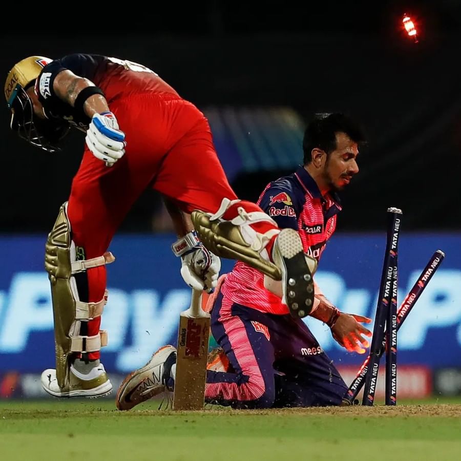 বিরাটকে রান আউট করেন চাহাল - গত মরসুমেও বিরাট কোহলির আরসিবির বড় ভরসা ছিলেন যুজবেন্দ্র চাহাল। তবে এ বার তিনি রাজস্থান রয়্যালসের জার্সিতে খেলেছেন। আরসিবির বিরুদ্ধে রাজস্থানের গ্রুপ পর্বের এক ম্যাচে চাহালের ওভারে ব্যাট করছিলেন বিরাট ও ডেভিড উইলি। নন-স্ট্রাইকিং এন্ডে ছিলেন বিরাট। চাহালের একটি বল উইলির প্যাডে লাগে। সিঙ্গলস নেওয়ার জন্য তৈরি ছিলেন বিরাট। কিন্তু চাননি উইলি। সেই সুযোগ হাতছাড়া করেননি রাজস্থান অধিনায়ক ও উইকেটকিপার সঞ্জু স্যামসন। দ্রুত বলটি তুলে নিয়ে নন স্ট্রাইকিং এন্ডে ছুড়ে মারেন চাহালের কাছে। বিরাট ততক্ষণ প্রায় ক্রিজের মাঝ বরাবর চলে গিয়েছিলেন। উইলি রান নিতে রাজি না হওয়ায় পাল্টা ফিরে আসতে যান কোহলি। তবে তার আগেই স্ট্যাম্পে বল ছুঁইয়ে দেন চাহাল। থার্ড আম্পায়ারের কল হওয়ার পর ৬ বলে ৫ রান করে রান আউট হয়েই ফিরে যান কোহলি।