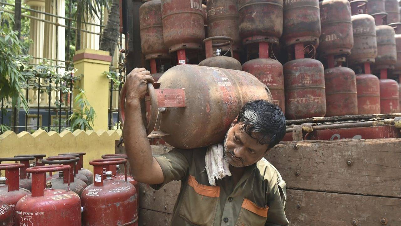 LPG Price Hike: চুলোয় নয়, পকেটে আগুন ধরাচ্ছে রান্নার গ্যাস! ২ বছরে ৪০৫ টাকা দাম বাড়ার নেপথ্যে কোন হিসাব?